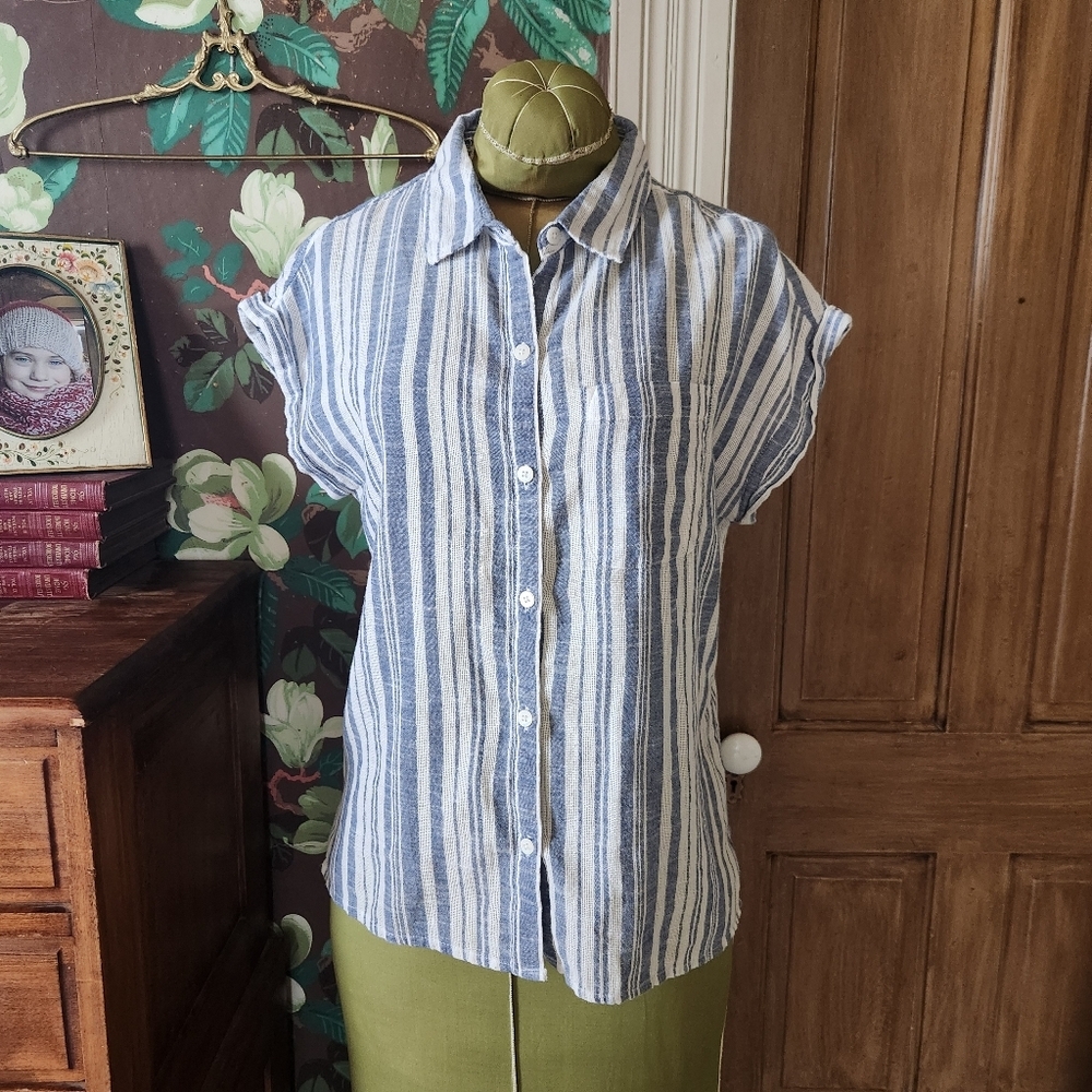 DASH Striped Blue and White Button-Up Shirt Size Medium